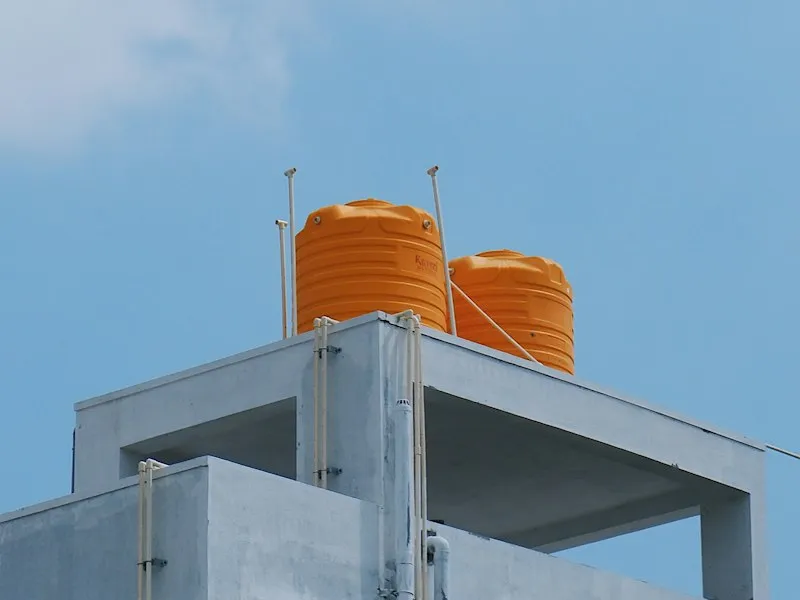 Tanques de agua en la azotea de un edificio