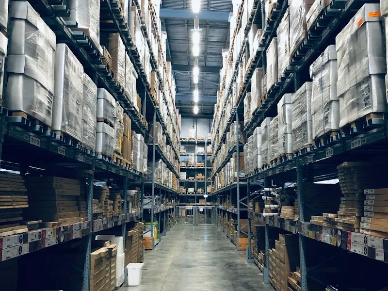 Almacén con estanterías altas