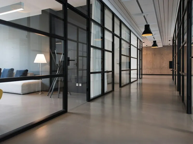 Pasillo de oficinas moderno